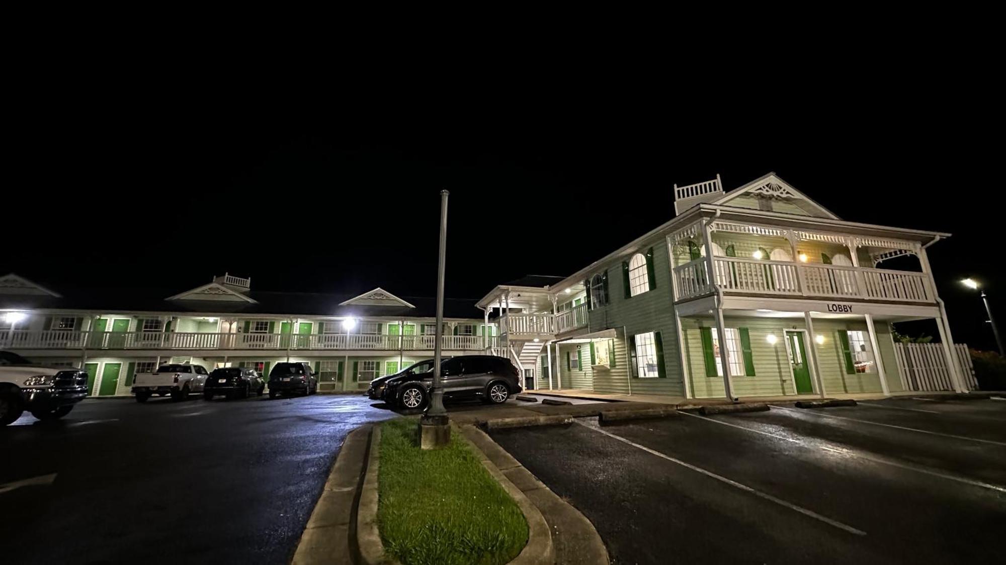Key West Inn - Chatsworth エクステリア 写真